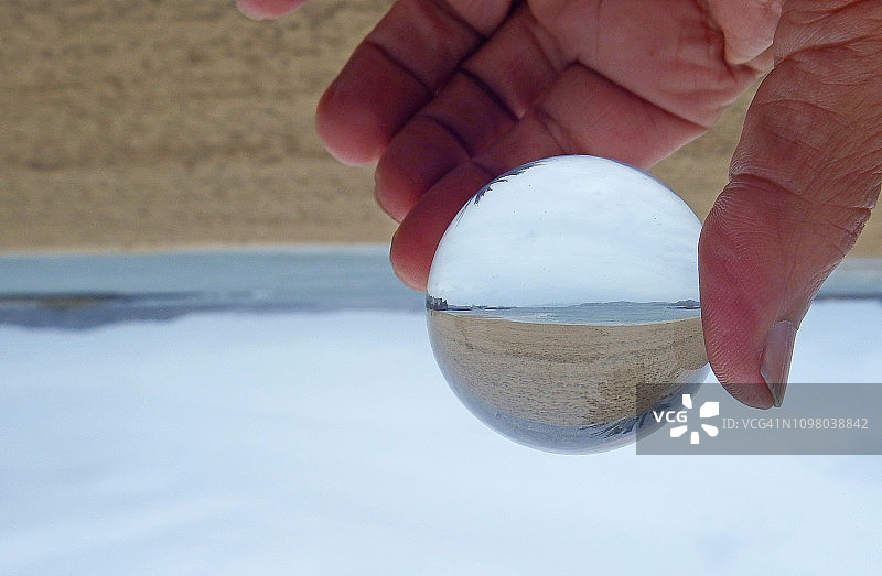 透过玻璃球看自然图片素材