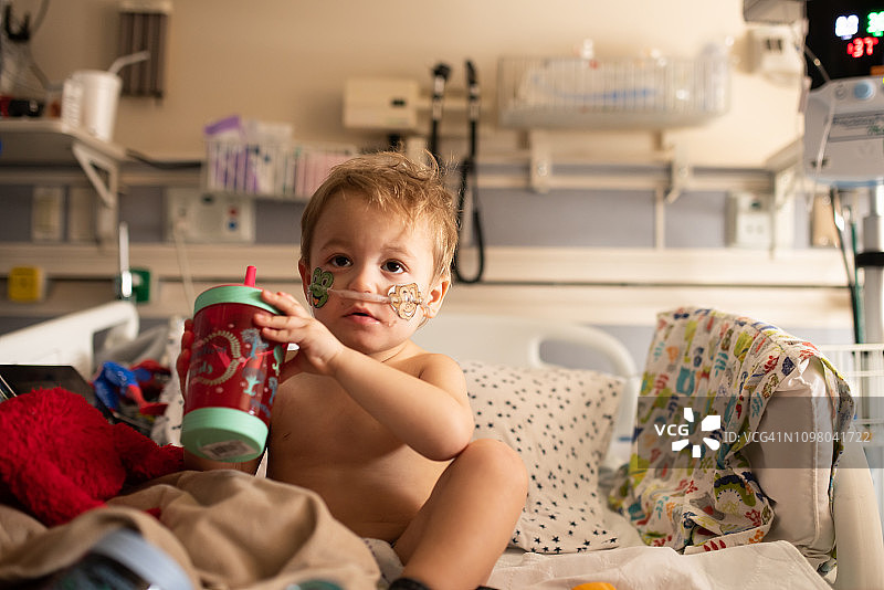 在儿科重症监护病房接受静脉注射和氧气治疗的患病幼儿图片素材