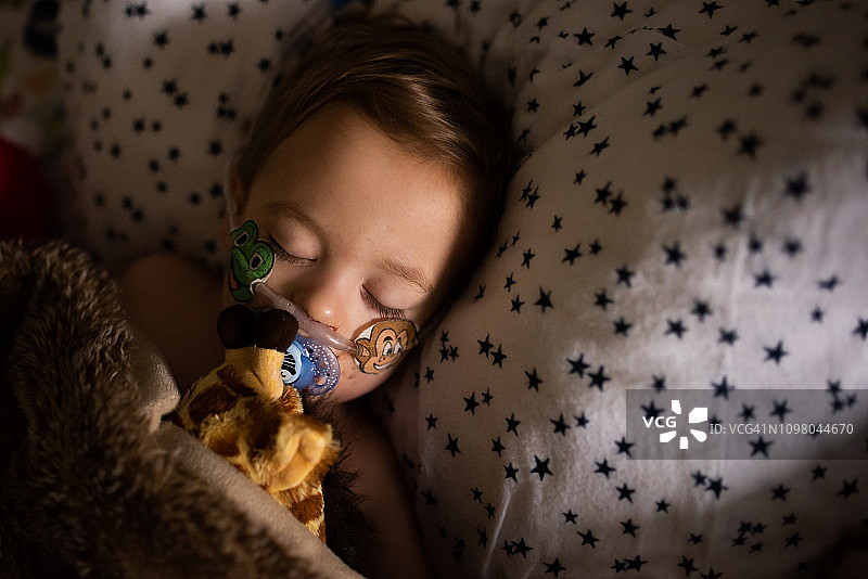 在儿科重症监护病房接受静脉注射和氧气治疗的患病幼儿图片素材