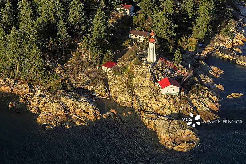 加拿大不列颠哥伦比亚省温哥华风景海岸线上的阿特金森角灯塔图片素材