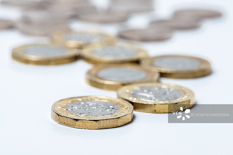 白色背景上的英国硬币图片素材