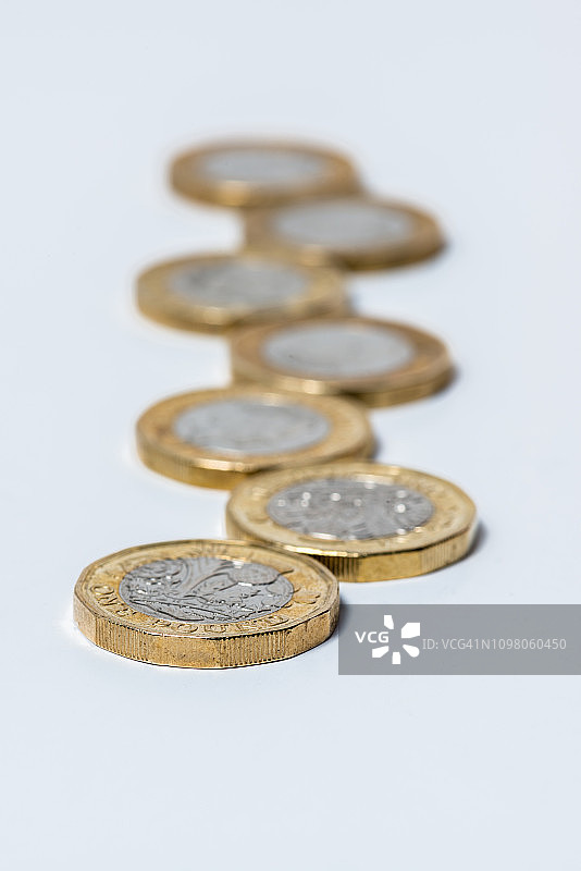 白色背景上的英国硬币图片素材