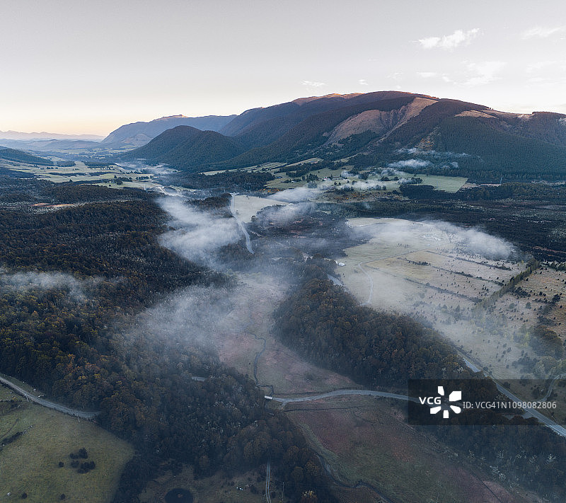 低垂云层的航拍视角图片素材