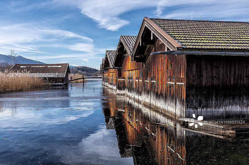 施塔费尔湖冰面上倒映的船屋图片素材
