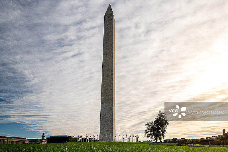 美国华盛顿哥伦比亚特区日出时分的华盛顿纪念碑和壮丽云彩图片素材