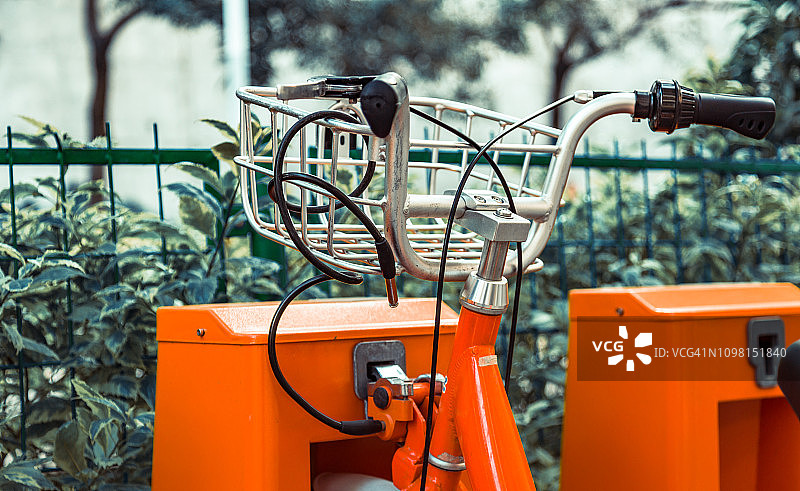 停在街边的单人共享单车图片素材