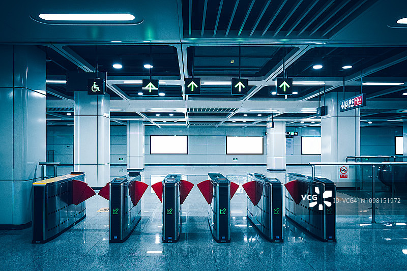 火车站里一排售票机图片素材