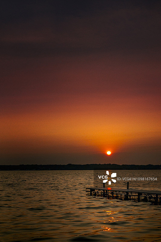 卡尤加湖的日落图片素材