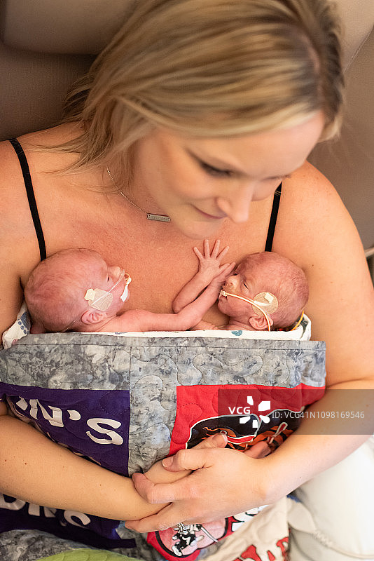 29周早产双胞胎在医院的新生儿重症监护室中与母亲进行肌肤接触图片素材