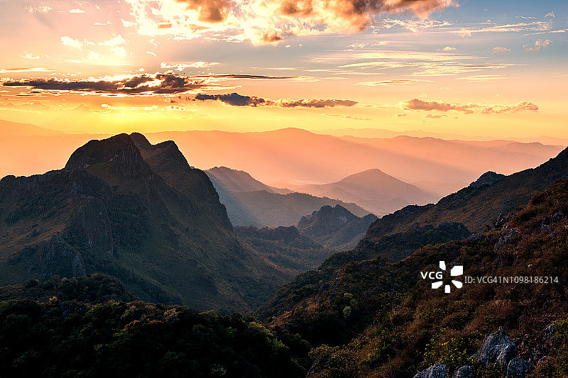 泰国北部清迈清道山脉壮丽风光图片素材