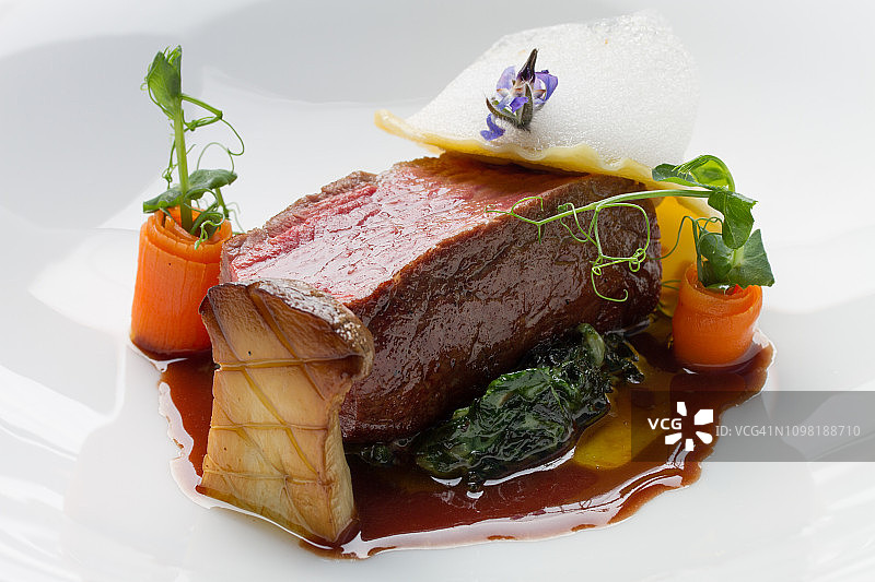 法式烹饪的澳大利亚牛里脊图片素材