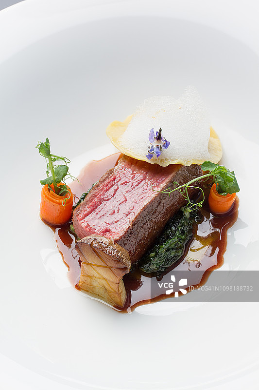 法式烹饪的澳大利亚牛里脊图片素材