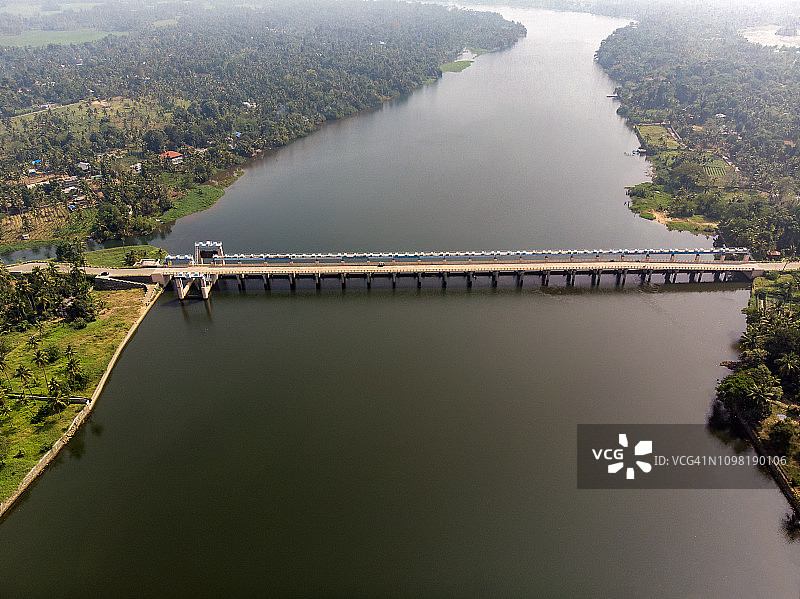 跨佩里亚尔河的普拉皮利卡武桥，阿卢瓦图片素材