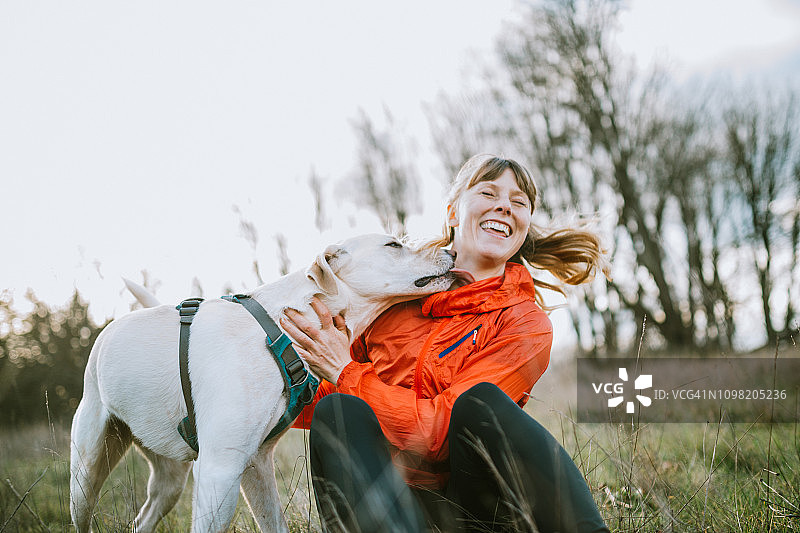 在户外拥抱宠物的女人图片素材
