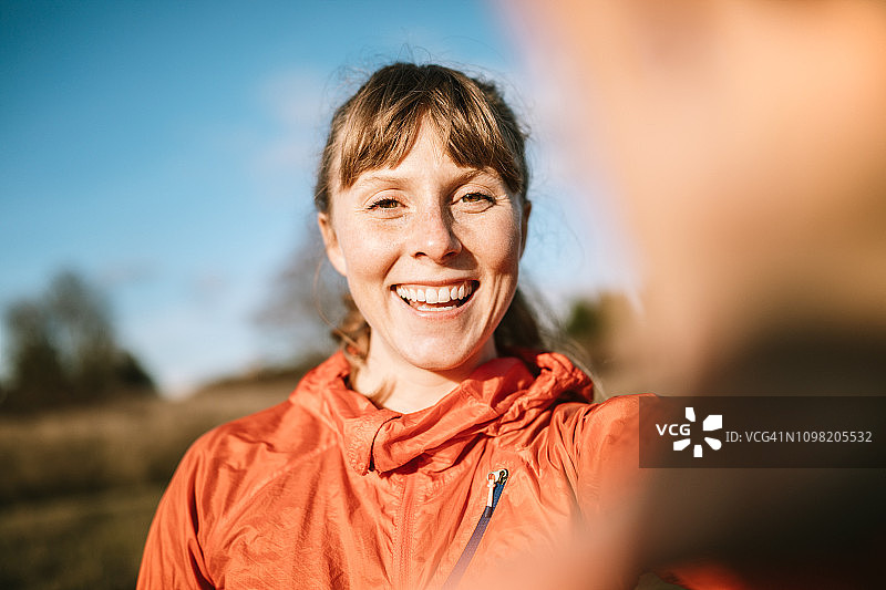 带着宠物狗在户外跑步的女人图片素材