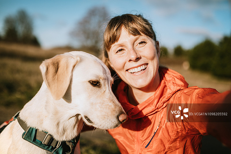 带着宠物狗在户外跑步的女人图片素材
