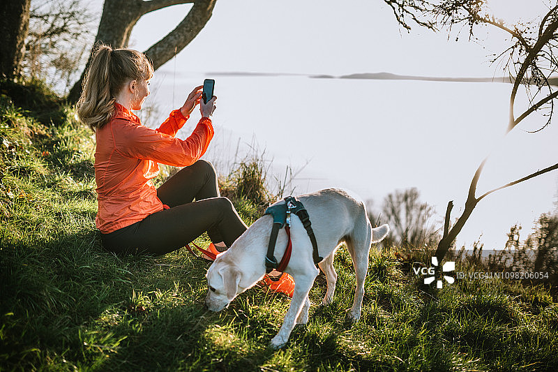 带着宠物狗在户外跑步的女人图片素材