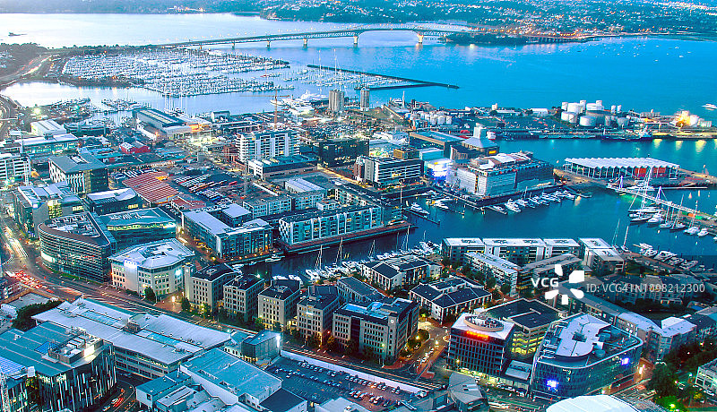 奥克兰高架桥港，背景是奥克兰海港大桥图片素材