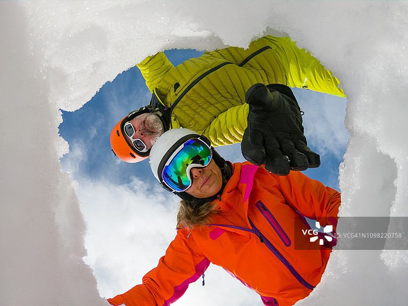 山地救援队搜寻雪崩受害者图片素材