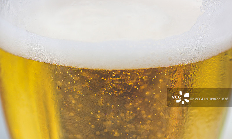 玻璃杯中啤酒的特写图片素材