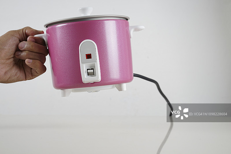 用手操作电饭煲图片素材
