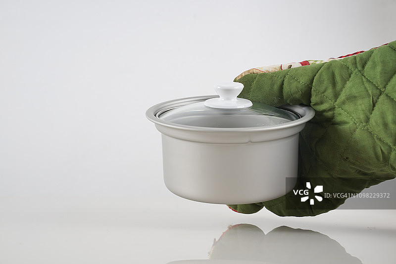 戴手套操作饭锅图片素材