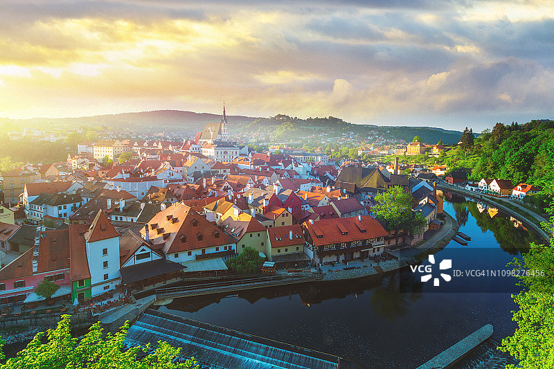 捷克克鲁姆洛夫小镇日出美景图片素材