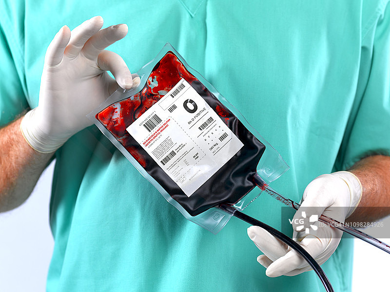 医生或护士拿着血袋图片素材