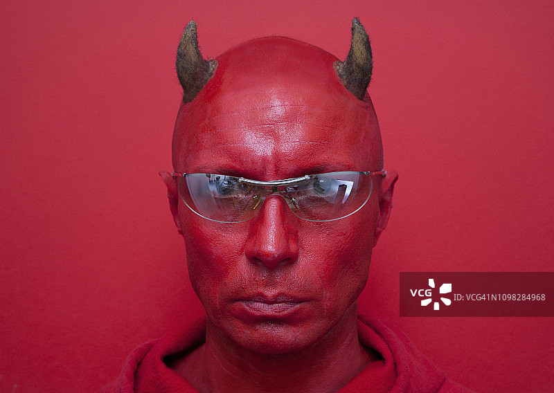 戴墨镜的恶魔肖像图片素材