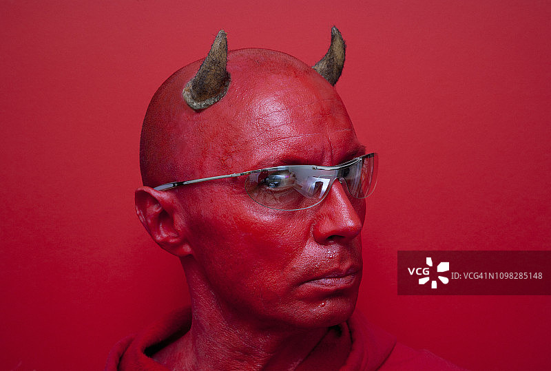 戴墨镜的恶魔肖像图片素材