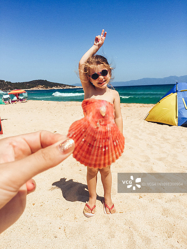 穿着贝壳裙的小女孩图片素材