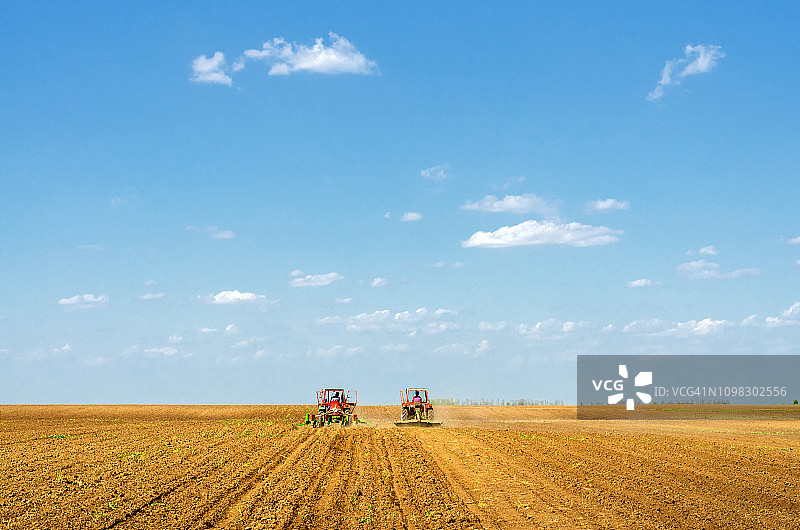 春季农田里的拖拉机播种图片素材