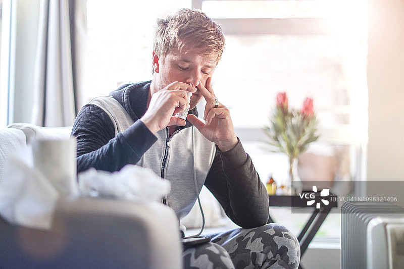 生病的成年男子图片素材