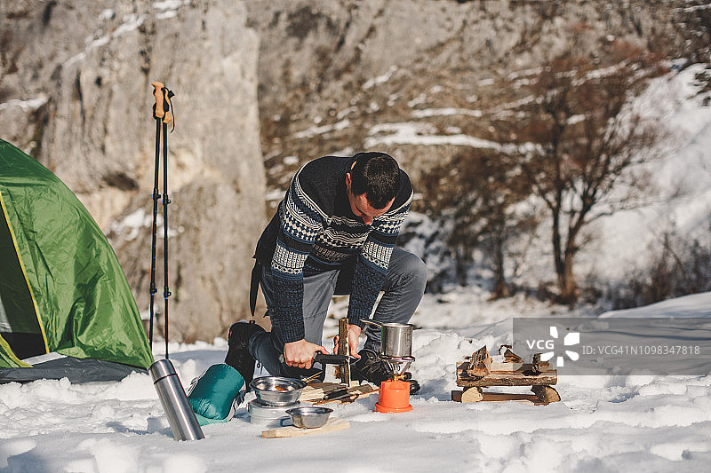 青年男子露营图片素材