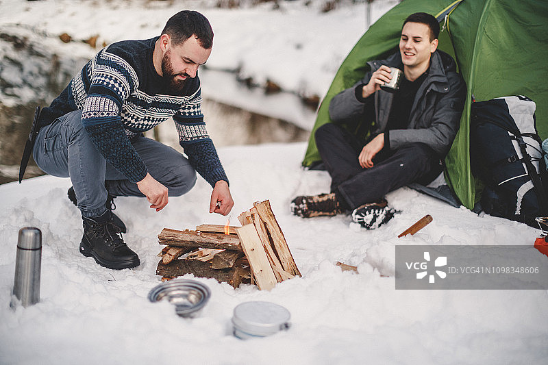 两个男人在湖边露营图片素材
