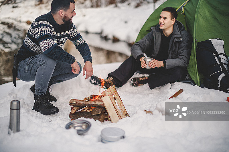 两名男子露营图片素材
