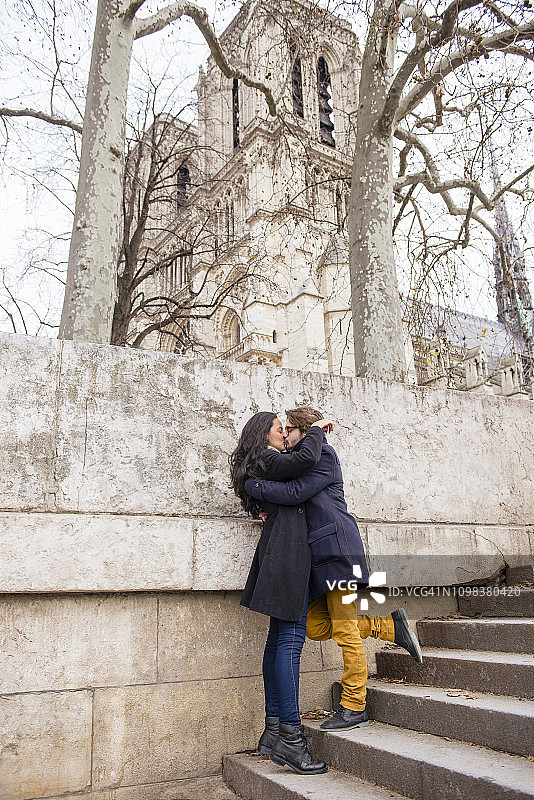 巴黎情侣图片素材