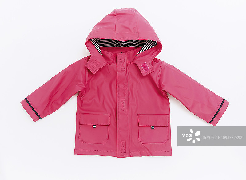 带兜帽的幼儿粉色雨衣图片素材