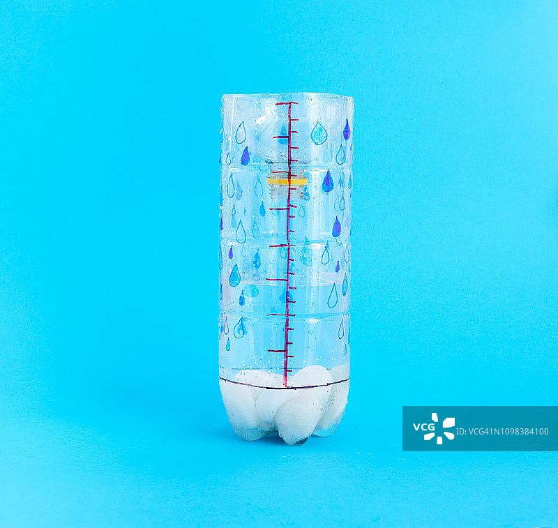 装有水的塑料瓶雨量计图片素材
