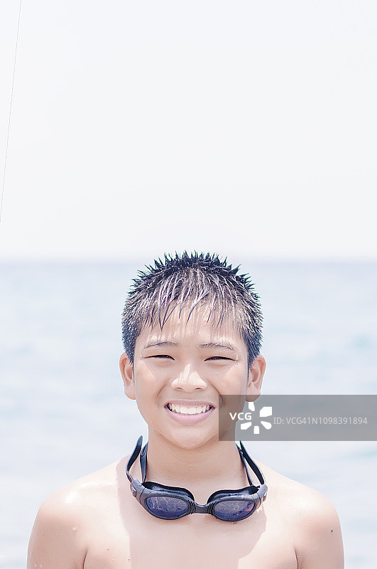 在海滩的男孩图片素材