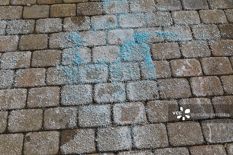 撒在砖砌人行道上的岩盐图片素材