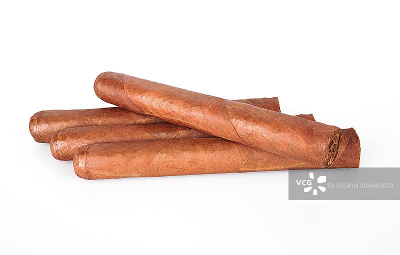 白色背景上的四支雪茄图片素材