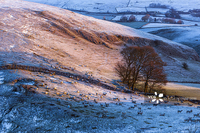峰区国家公园帕克豪斯山的冬季日出，英国图片素材