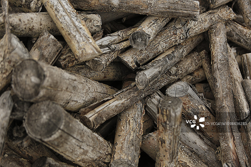 堆放在壁炉旁的木头图片素材