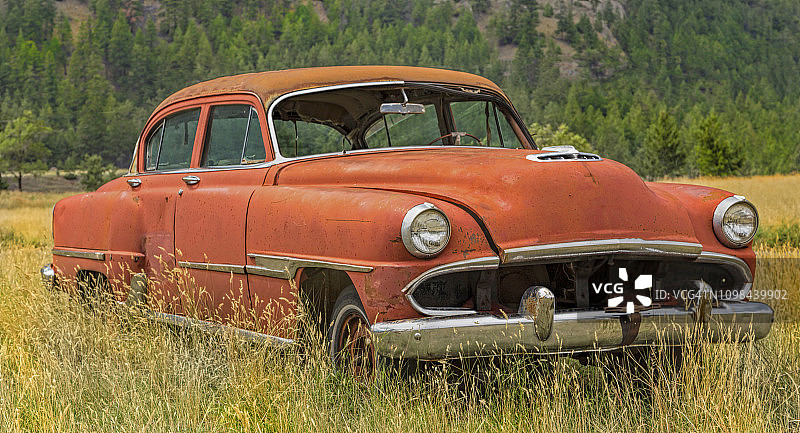 加拿大不列颠哥伦比亚省乡村景观中的德索托Powermaster老爷车图片素材