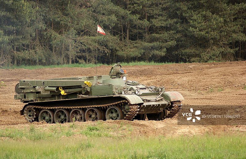 越野环境中的坦克图片素材