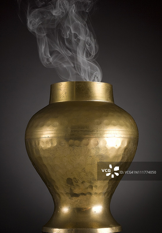 带烟的锤击黄铜花瓶图片素材