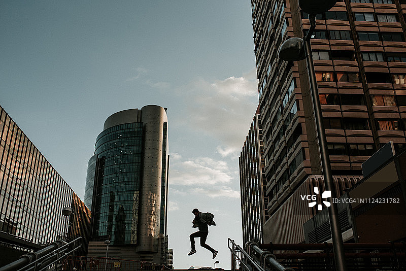 青年男子纵身一跃图片素材