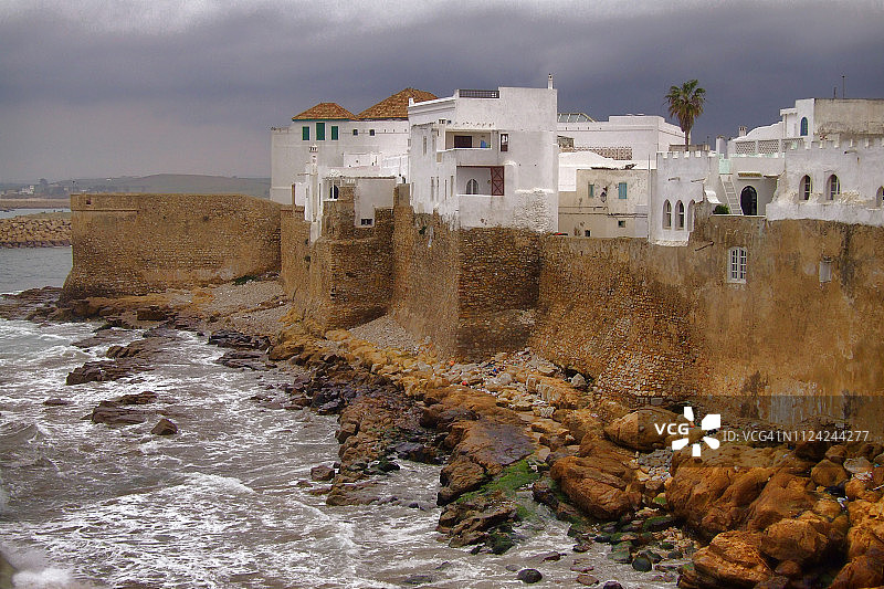 摩洛哥艾西拉，大西洋海浪拍打着海滨房屋、墙壁和城墙图片素材