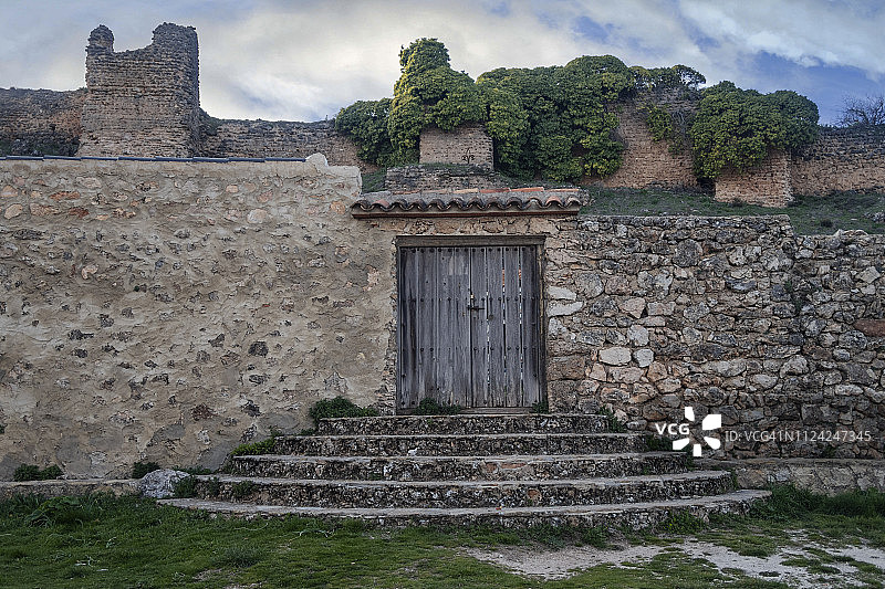 西班牙阿尔巴塞特省里奥帕尔维耶霍旅游小镇的城堡石门图片素材
